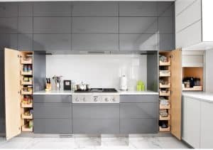 Tủ bếp được thiết kế với nhiều ô tủ có kích thước khác nhau vô cùng độc đáo, thông minh