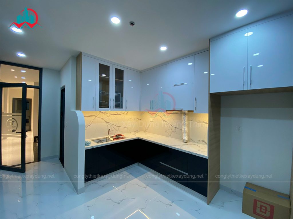 Tủ bếp bằng chất liệu Mdf chống ẩm An Cường phủ Melamin màu trắng, có trang trí bằng đèn LED
